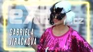 Česká Barbie úřaduje ve Varech: Jednou jako Cruella, jindy prsatá diva v růžových mini